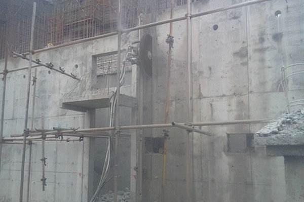 有什么好的方法可以打開混凝土墻？