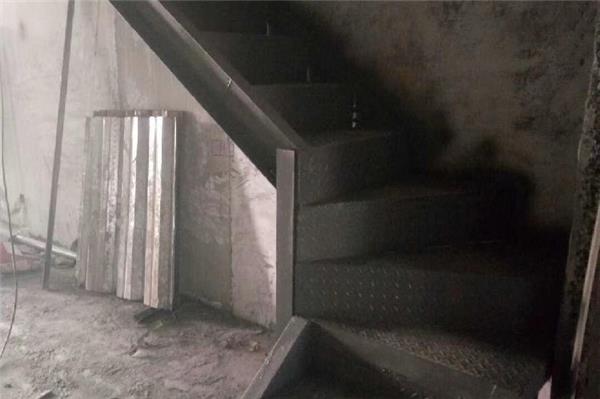 如何在不破壞建筑結(jié)構(gòu)的前提下拆除混泥土樓梯？