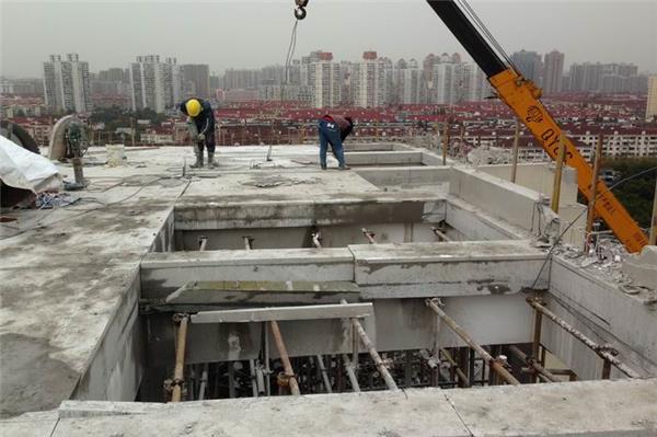 想在樓板上開個洞安裝一部樓梯，請問怎么開洞和加固？