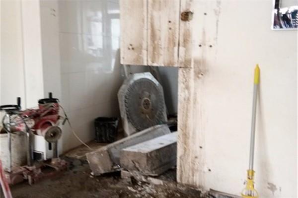 拆除混凝土樓梯的方法。