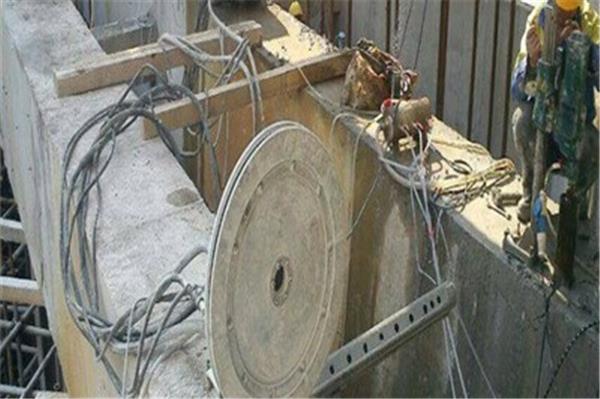 混凝土墻體靜力拆除的施工方法。