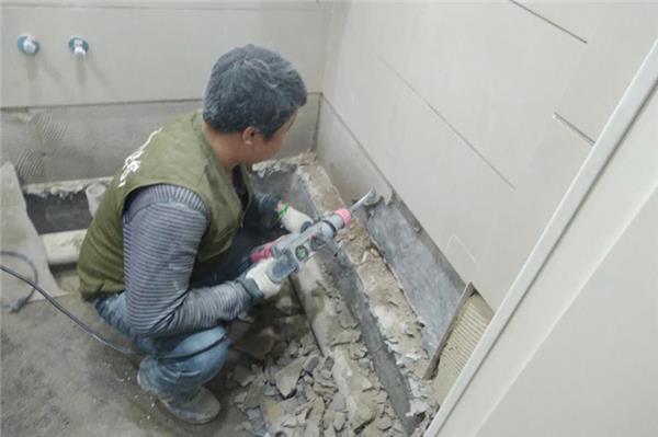 衛(wèi)生間墻上的瓷磚怎樣拆省力？