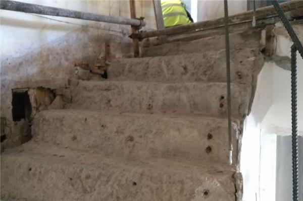 怎么剔鑿跑模的混凝土墻？