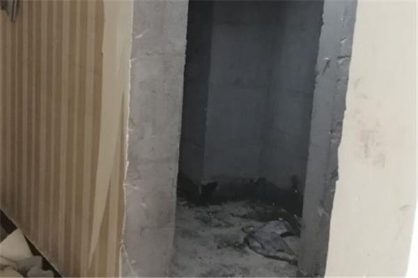 裝修時(shí)在廁所和臥室的墻上開(kāi)了個(gè)門(mén)洞。