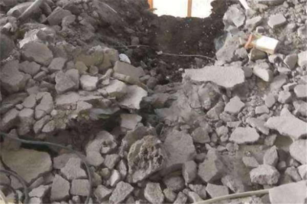 拆除水泥地面的方法。