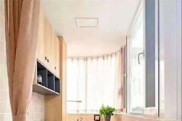 陽(yáng)臺(tái)的面積特別小，想把它直接做成客廳的一部分，應(yīng)該如何設(shè)計(jì)呢？