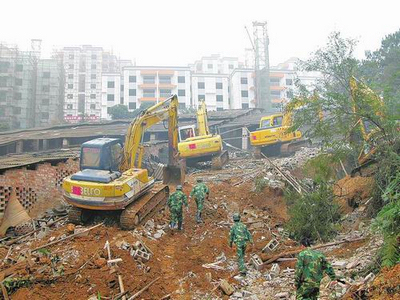 建筑拆除施工，使用鉤機(jī)拆除樓房的方法