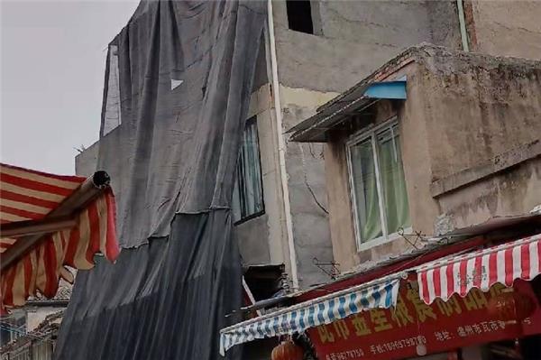 業(yè)主偷偷給危房“加固”？執(zhí)法人員：違法加蓋，必須拆！