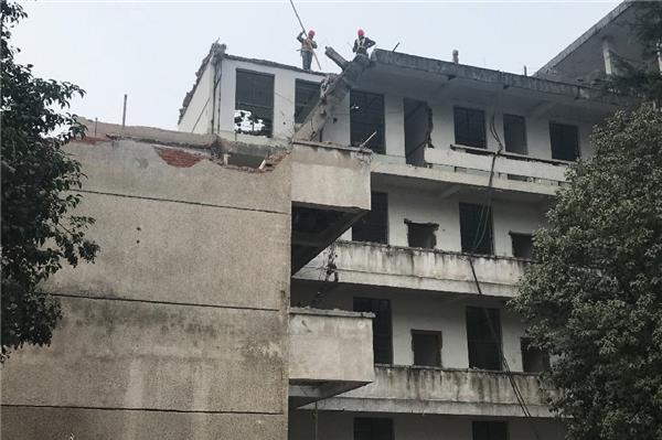 農(nóng)村施工隊(duì)1100元包工料，拆模沒兩天樓板裂2米，小伙氣壞了