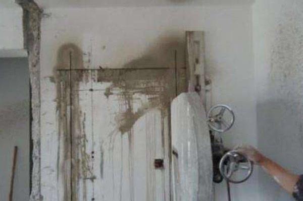 如何在混凝土墻上開一扇門？