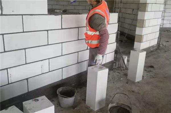 剔鑿墻面：從零到有的室內(nèi)裝修之旅