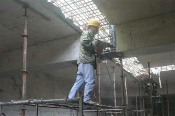 橋梁拆除-清理后澆帶，清理梁頭