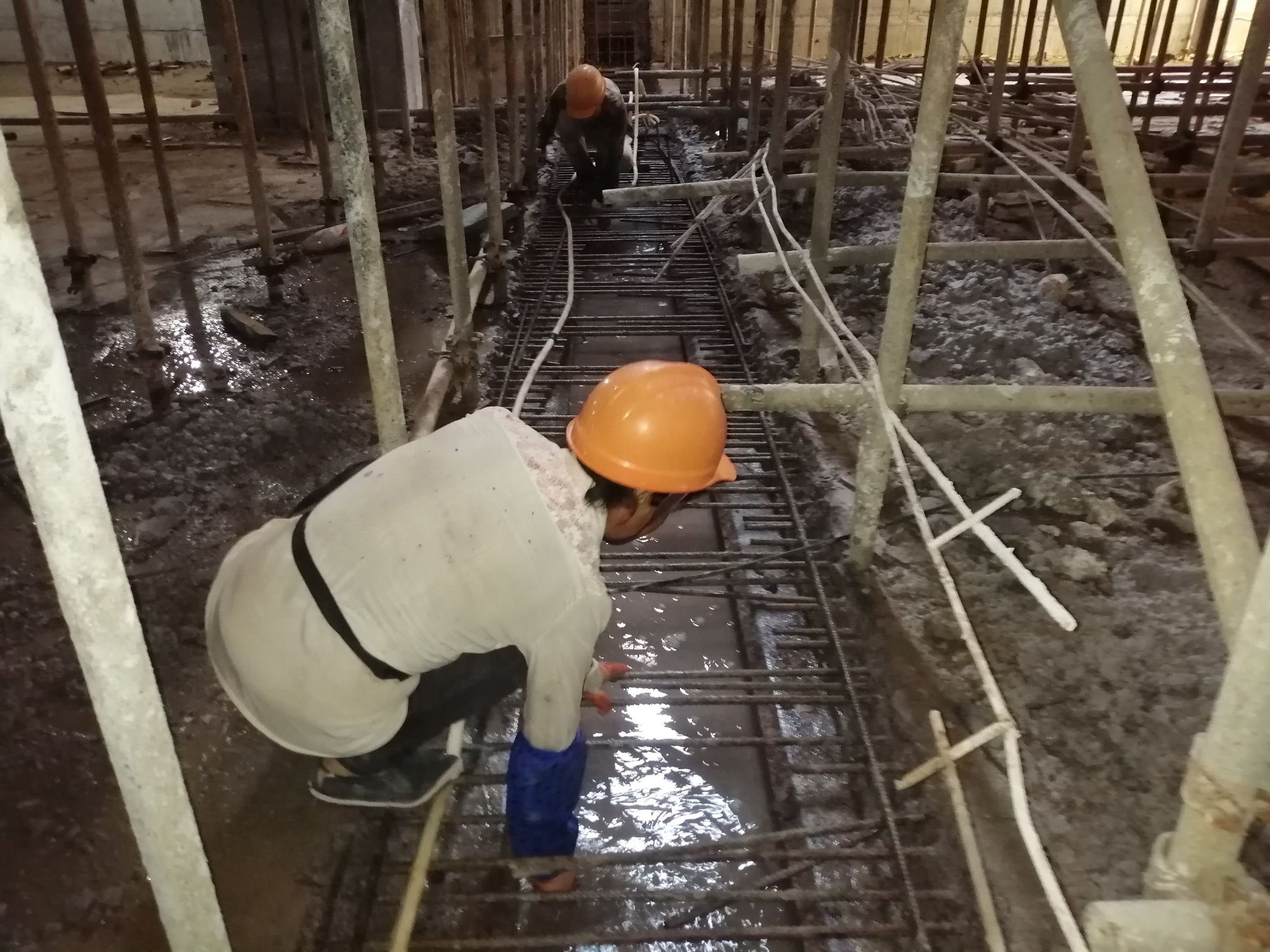 清理后澆帶，剔鑿后澆帶