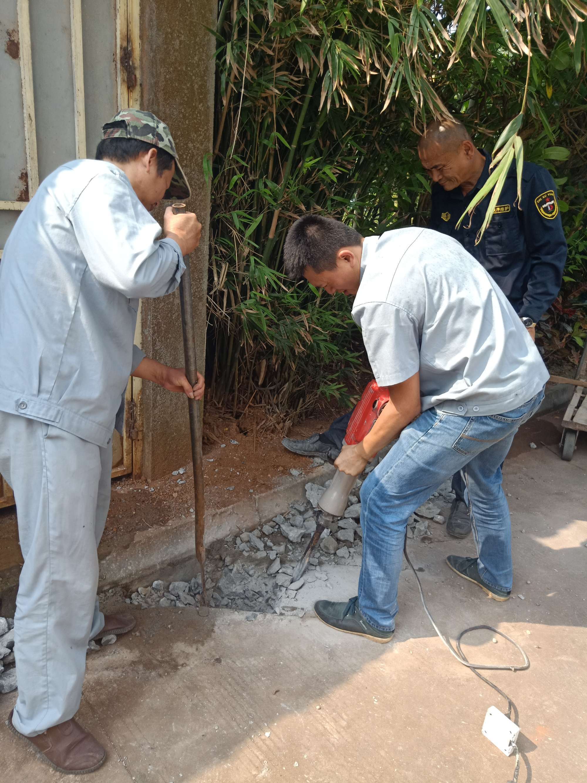 拆除地面。拆除混凝土地面