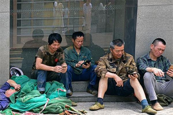 農(nóng)民工拆除地面：電鎬使用的第一天心得與體會