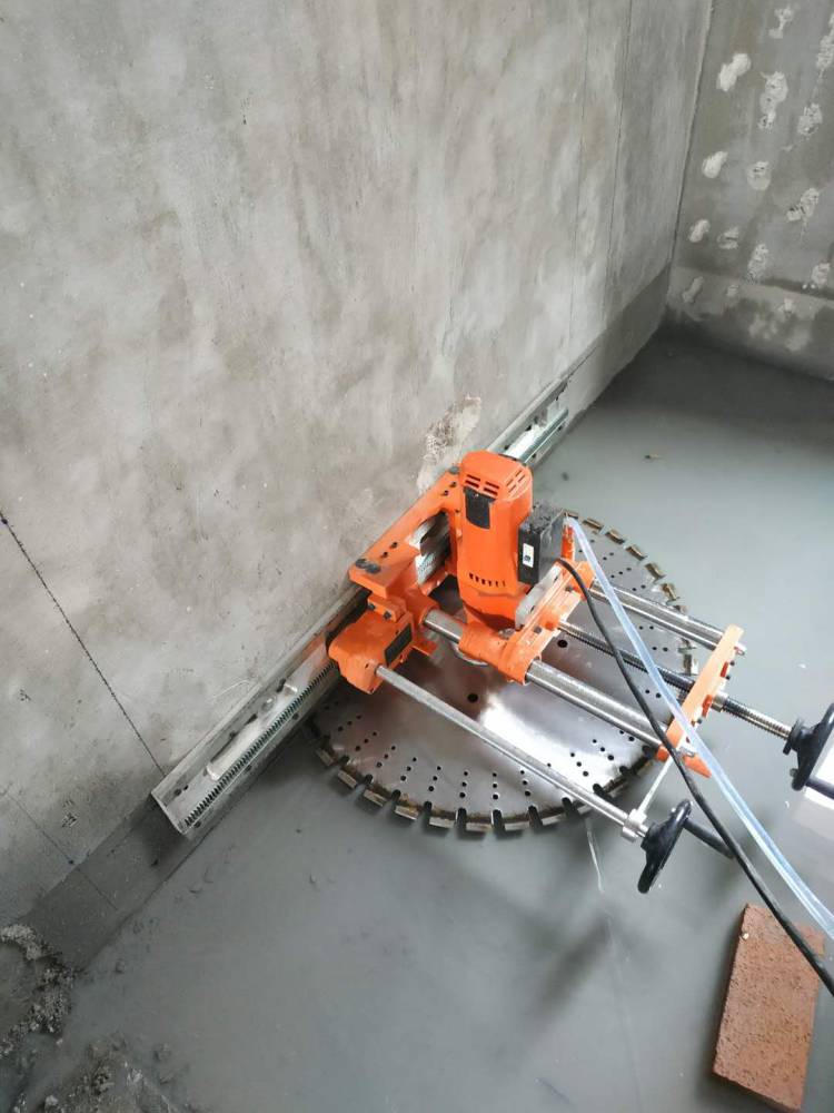 房屋改造：拆墻最好先用切割機(jī)切割、電鎬點(diǎn)狀切割打孔，避免砸墻時連震到梁、柱